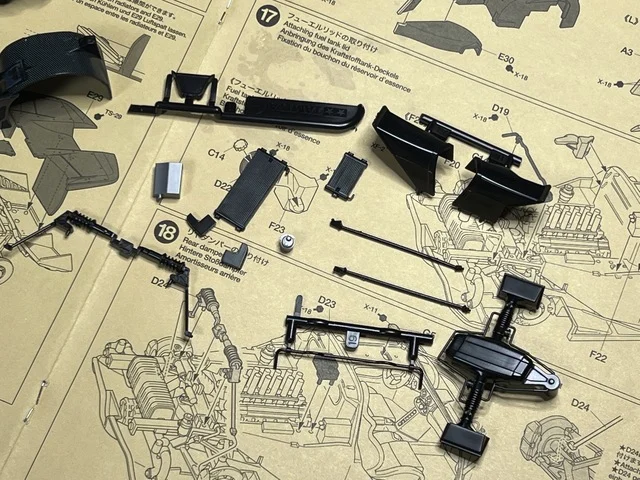 作る　タミヤ　エンツォフェラーリ  1/24　「その13　再開しました・・・エンジンルームの製作」