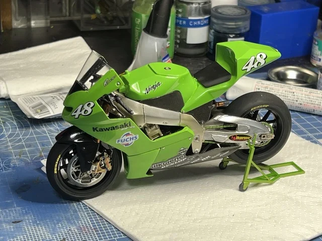 作る　STUDIO27　KAWASAKI ZX-RR 02 (TransKit)　1/12　「その14　フロント小物とステップ・・・完成です」