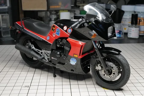 作る　アオシマ　カワサキ　GPZ900R  1/12　「その10　カウル装着②と外装パーツ〜完成へ」