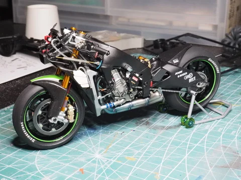 作る　タミヤ　KAWASAKI Ninja ZX-RR　1/12「その14　フロント」