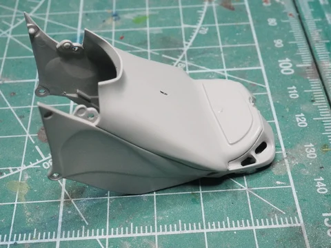 作る　タミヤ　REPSOL Honda RC213V ’14　1/12「その2　カウルの塗装準備」