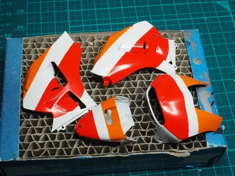 作る　タミヤ　REPSOL Honda RC213V ’14　1/12「その3　カウルの塗装」