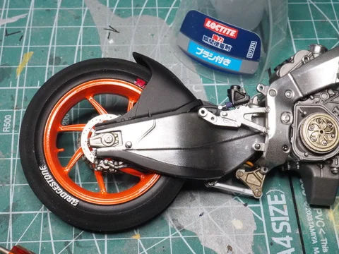作る　タミヤ　REPSOL Honda RC213V ’14　1/12「その6　リア小物」