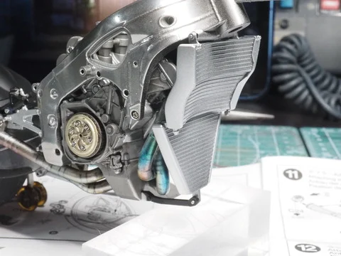 作る　タミヤ　REPSOL Honda RC213V ’14　1/12「その8　マフラーの塗装」