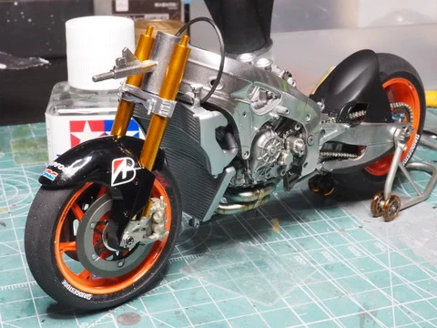 作る　タミヤ　REPSOL Honda RC213V ’14　1/12「その9　フロント」