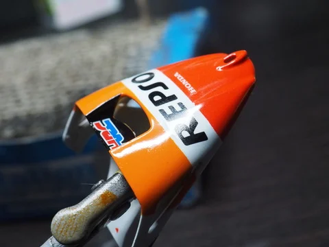 作る　タミヤ　REPSOL Honda RC213V ’14　1/12「その10　フロントの続きとカウル」