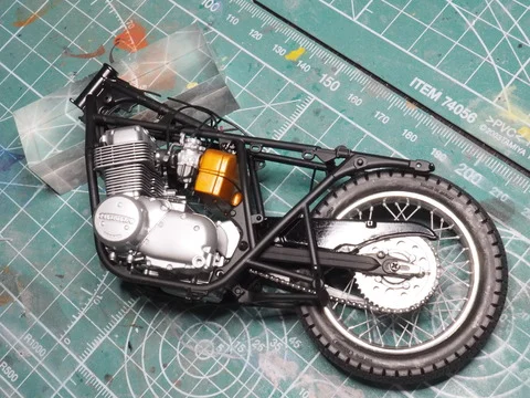 作る　アオシマ　ホンダ　DREAM CB750 Four ’69 K0　1/12「その8　フレームとスイングアーム」