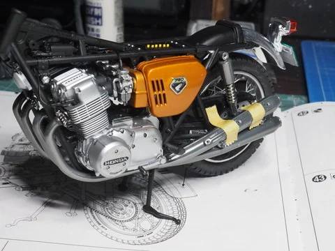 作る　アオシマ　ホンダ　DREAM CB750 Four ’69 K0　1/12「その11　マフラーの装着」