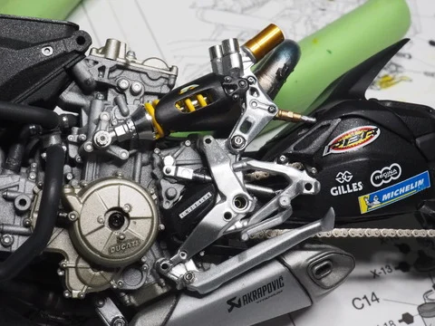 作る　タミヤ　DUCATI 1199 PANIGALE S　1/12「その10　サイドステップとサスペンション」