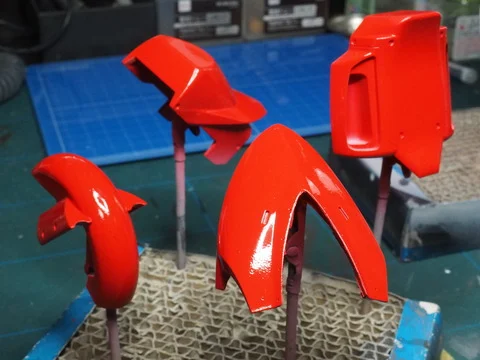 作る　DETTe　モビテックEV-01Z　1/12「その3　大きめの部品を塗装・・」