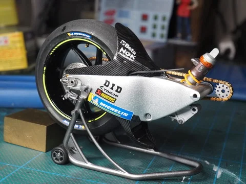 作る　タミヤ　スズキGSX-RR ’20　1/12「その10　ディスクとスイングアームへの組み付け」