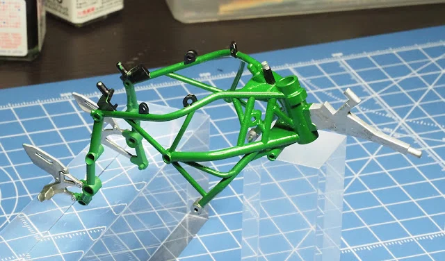 作る　タミヤ　カワサキニンジャH2R　1/12　「その05　フレーム(2)とカーボンデカール」