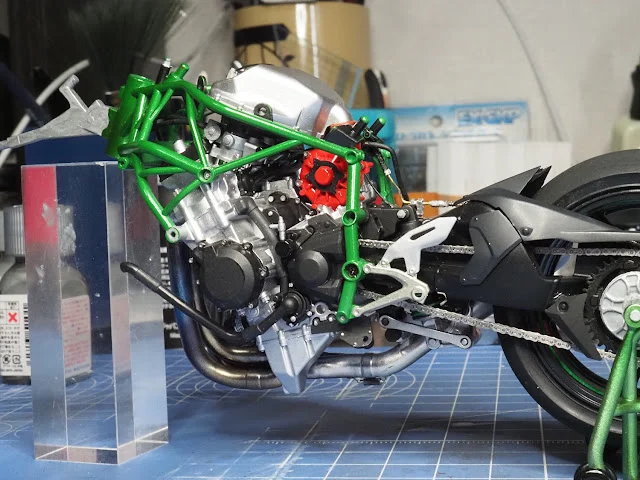 作る　タミヤ　カワサキニンジャH2R　1/12　「その14　リア周りとエンジン周り」