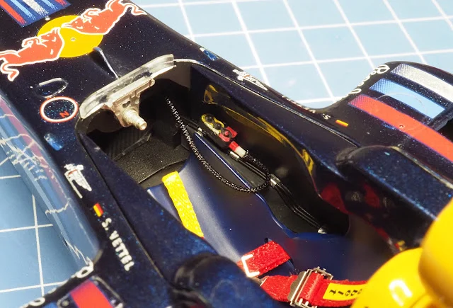 作る　タミヤ　レッドブル レーシングルノーRB6　1/20　「その18　組み立て〜コックピット・・」