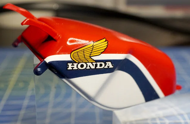 作る　タミヤ　ホンダNSR500 ’84　1/12　「その14.5　カウルにデカール」