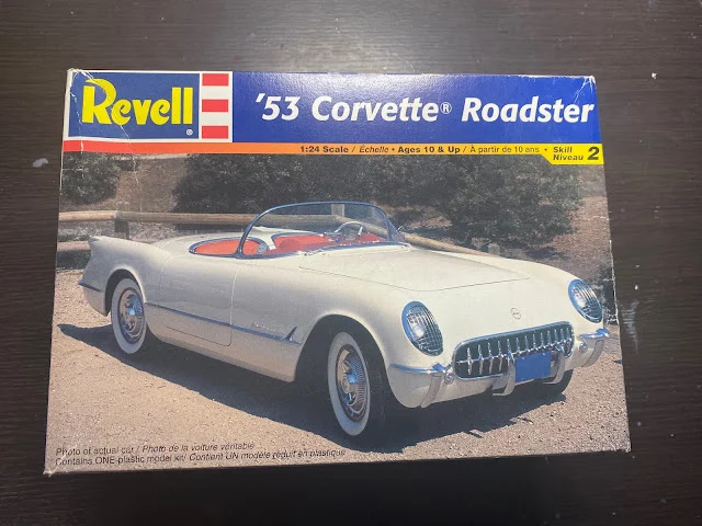作る　Revell ’53 Corvette Roadster 1/24　「その1　開封〜ボンネットにパテ」