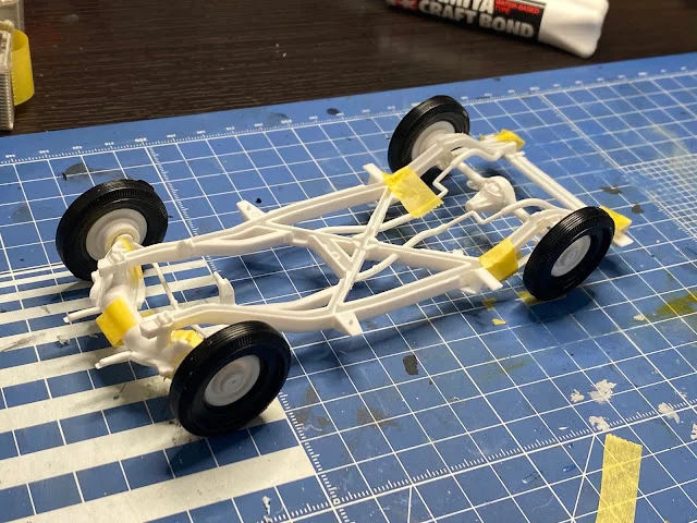 作る　Revell ’53 Corvette Roadster 1/24　「その2　仮組み〜ボンネットの削り」