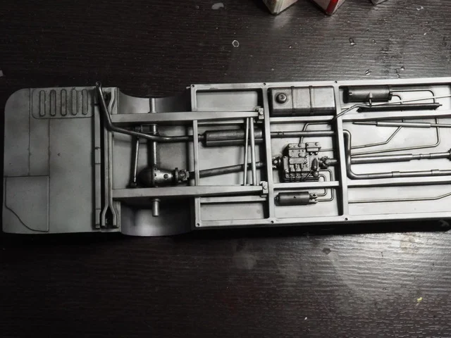 作る　Revell ロンドンバス 1/24　「その3　シャーシとタイヤ」
