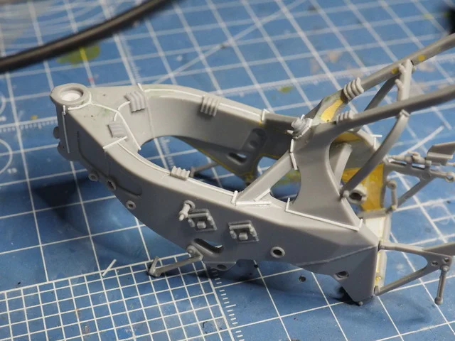 作る　ハセガワ　ヤマハYZR500 OW98　1988 WGP500 Champion　1/12　「その4　フレームつづき〜スイングアーム」