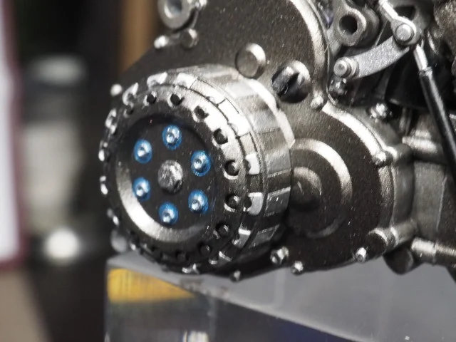 作る　ハセガワ　ヤマハYZR500 OW98　1988 WGP500 Champion　1/12　「その6　エンジンつづき〜塗装」