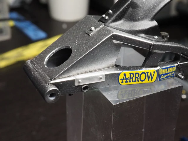 作る　ハセガワ　ヤマハYZR500 OW98　1988 WGP500 Champion　1/12　「その7　ラジエター配管とホイール塗装〜チェーン開始」