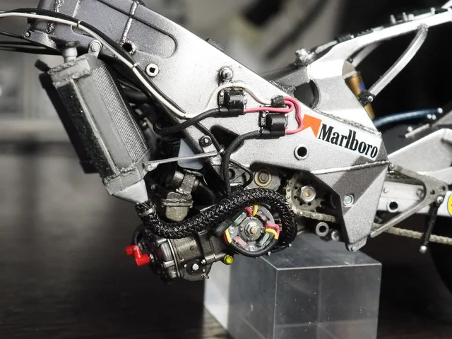 作る　ハセガワ　ヤマハYZR500 OW98　1988 WGP500 Champion　1/12　「その10　パイピング〜ラジエター」