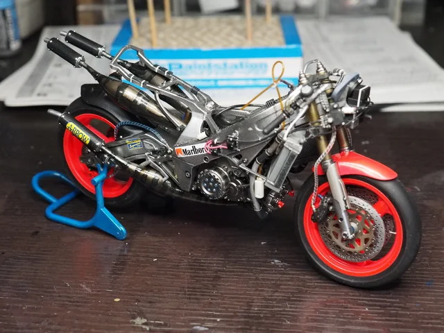 作る　ハセガワ　ヤマハYZR500 OW98　1988 WGP500 Champion　1/12　「その17　中身終了〜カウル塗装開始」