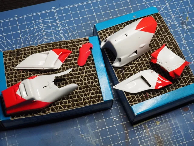 作る　ハセガワ　ヤマハYZR500 OW98　1988 WGP500 Champion　1/12　「その18　カウル塗装の進捗」