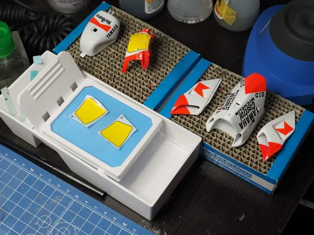 作る　ハセガワ　ヤマハYZR500 OW98　1988 WGP500 Champion　1/12　「その19　カウル塗装の進捗~デカール」