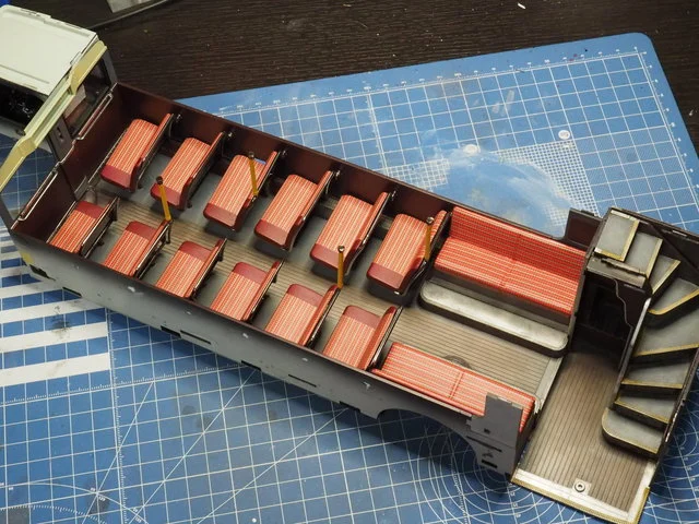 作る　Revell ロンドンバス 1/24　「その10　１階客席の組み立て」