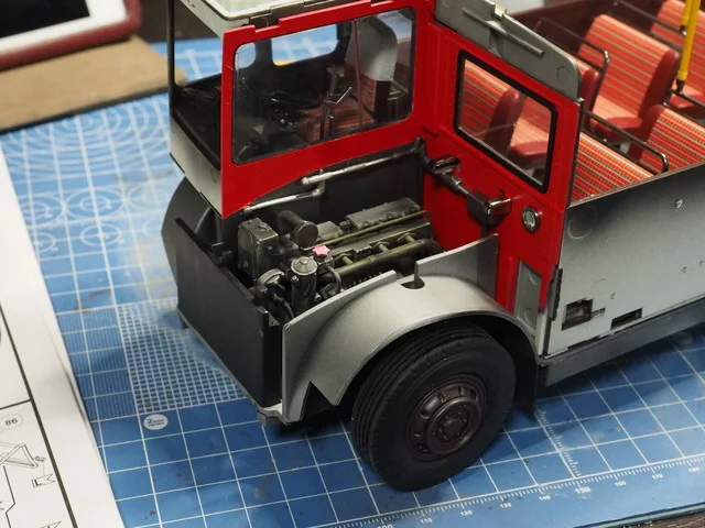 作る　Revell ロンドンバス 1/24　「その11　１階客席の組み立て〜その２」