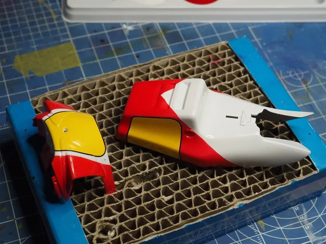 作る　ハセガワ　ヤマハYZR500 OW98　1988 WGP500 Champion　1/12　「その21　カウル塗装の進捗~1回目のクリアー」
