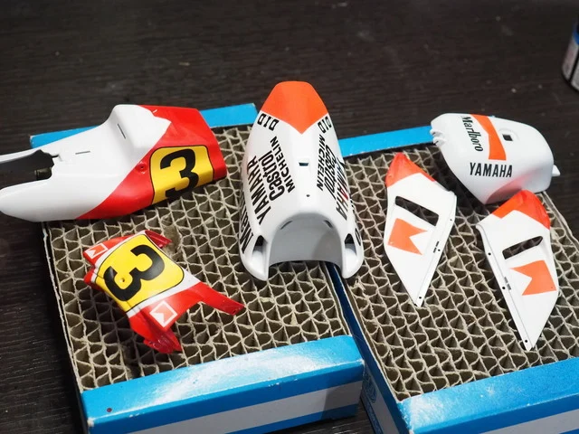 作る　ハセガワ　ヤマハYZR500 OW98　1988 WGP500 Champion　1/12　「その22　カウル塗装の進捗~2回目のクリアー」