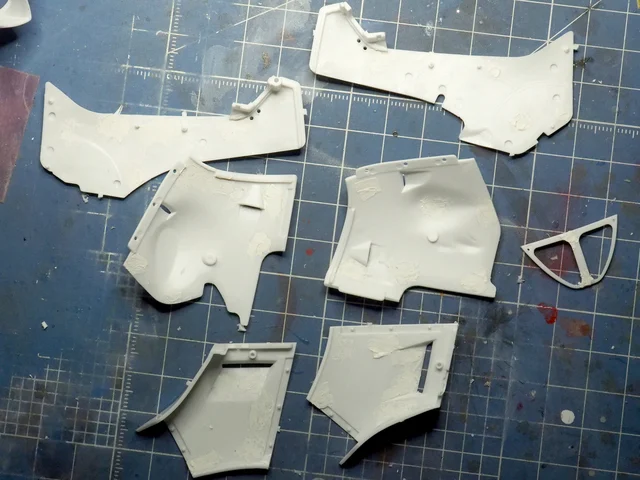 作る　ハセガワ　スズキGSX-R750白バイ仕様「逮捕しちゃうぞ」  1/12　「その2　カウル」