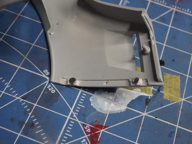 作る　ハセガワ　スズキGSX-R750白バイ仕様「逮捕しちゃうぞ」  1/12　「その4　カウルの脱着用改造」