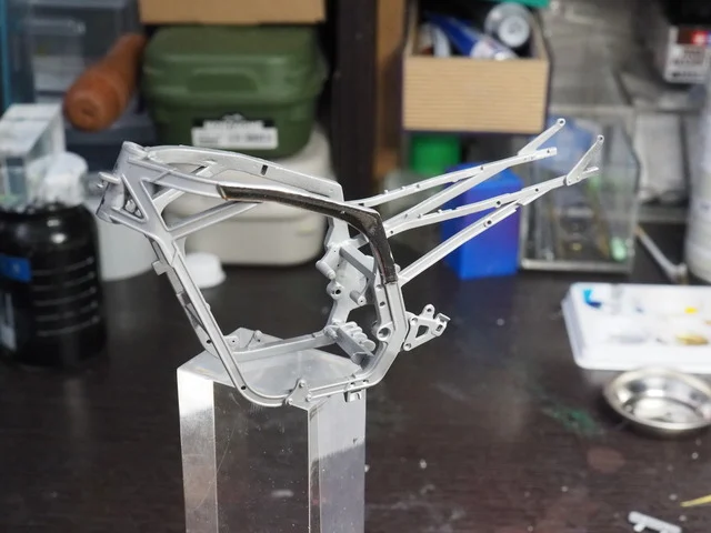作る　ハセガワ　スズキGSX-R750白バイ仕様「逮捕しちゃうぞ」  1/12　「その8　エンジン搭載」