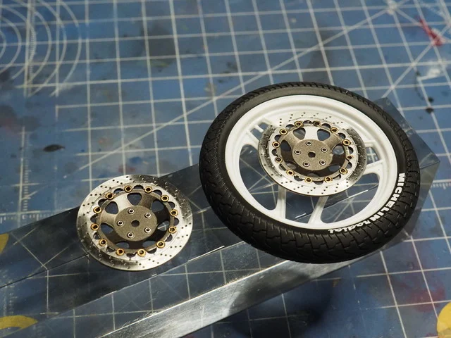 作る　ハセガワ　スズキGSX-R750白バイ仕様「逮捕しちゃうぞ」  1/12　「その19　フロント」