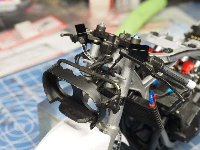 作る　ハセガワ　スズキGSX-R750白バイ仕様「逮捕しちゃうぞ」  1/12　「その20　フロントの完成」