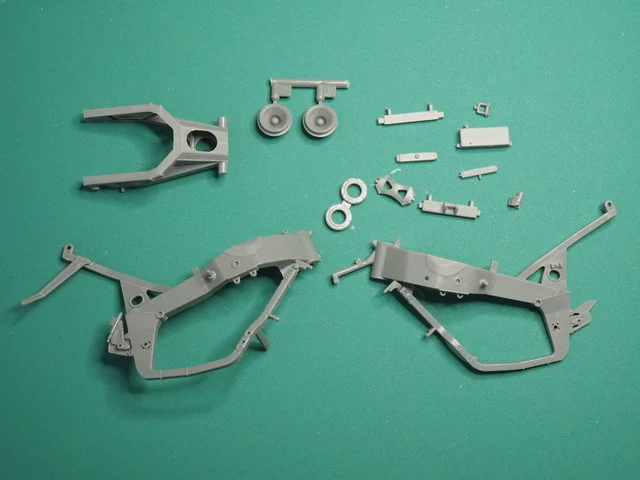 作る　フジミ　TECH21 ヤマハFZR750  1/12　「その4　フレームなど内部へ」