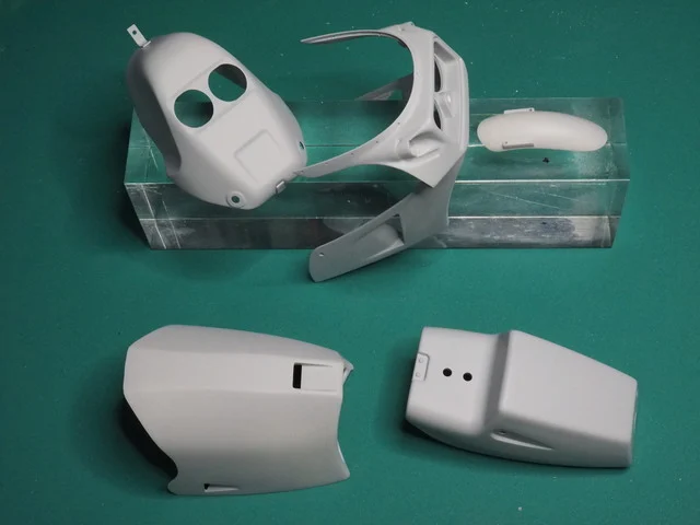 作る　フジミ　TECH21 ヤマハFZR750  1/12　「その5　カウル塗装〜一回目」