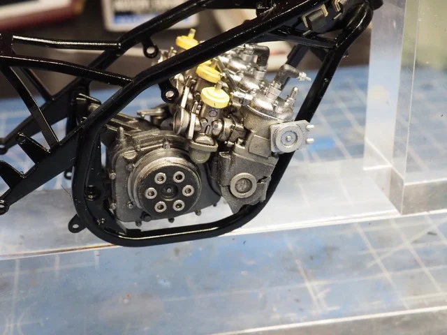 作る　タミヤ　ヤマハYZR500&ケニーロバーツ  1/12　「その4　エンジンとデカール」