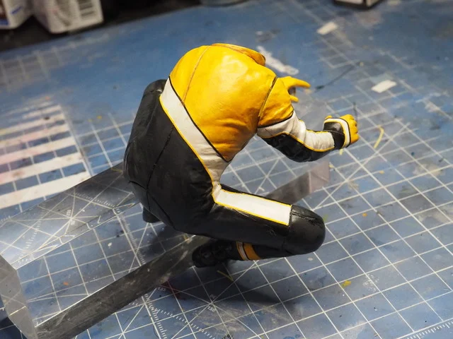 作る　タミヤ　ヤマハYZR500&ケニーロバーツ  1/12　「その9　フィギュア　体の塗装２とカウル塗装２」