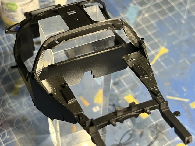 作る　タミヤ　エンツォフェラーリ  1/24　「その7　カーボンを貼らねば「前哨戦の終わり編」とパーツも組み立て・・・・」