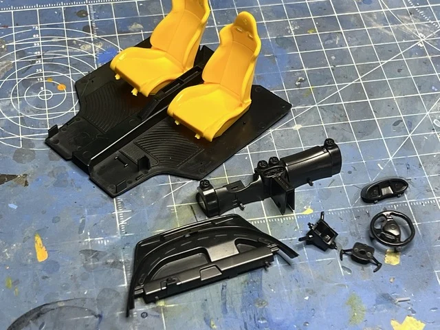 作る　タミヤ　エンツォフェラーリ  1/24　「その10　カーボンデカール中盤戦は内装・・編とマフラーなども装着・・・・」