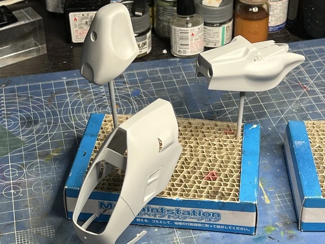 作る　タミヤ　YZR500(OW70) & STRAIGHT RUN RIDER　1/12　「その3　カウル下地とライダー下地」