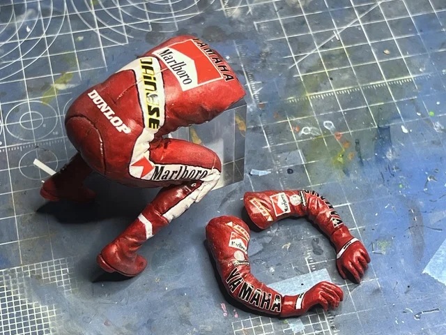 作る　タミヤ　YZR500(OW70) & STRAIGHT RUN RIDER　1/12　「その5　ライダーのデカールとフレームなどなど」