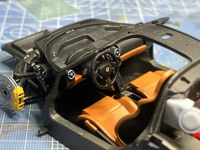 作る　タミヤ　エンツォフェラーリ  1/24　「その12　カーボンデカール内装終わりと案の定のトラブル・・・・」